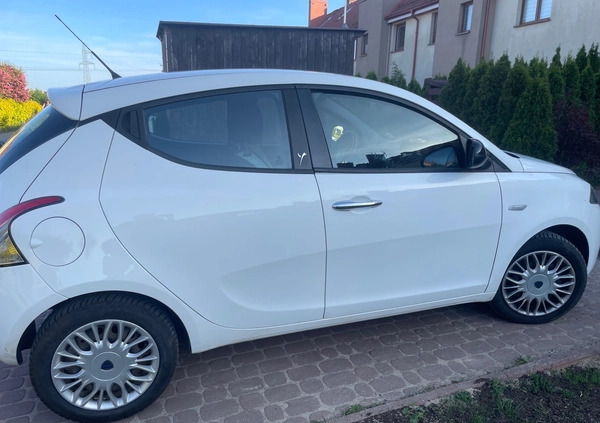 Lancia Ypsilon cena 26000 przebieg: 97500, rok produkcji 2015 z Chojnów małe 56